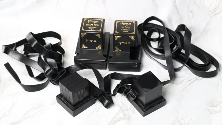 Man sentenced to 10 months in prison for urinating on tefillin cabinet, looting charity boxes