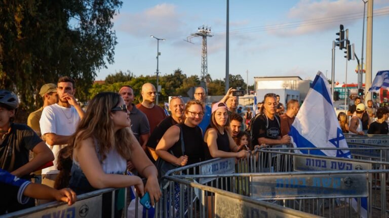 Counterprotest begins in Bnei Brak after mass traffic disruption from ultra-orthodox draft protest