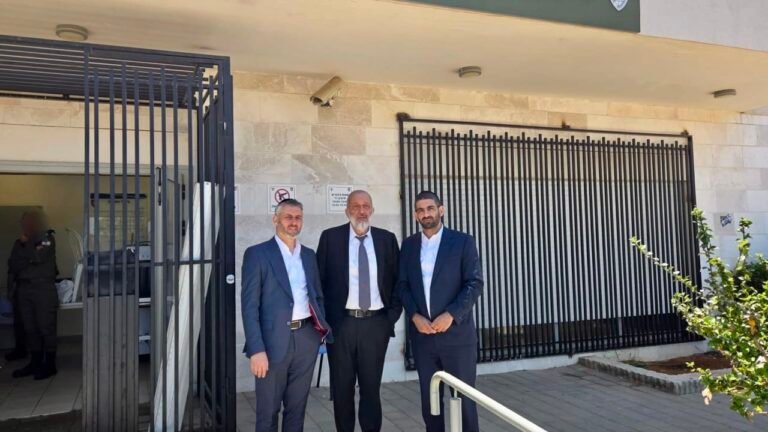 Deri says Shas supports draft evaders during prison visit, calls to add Torah study to Basic Law