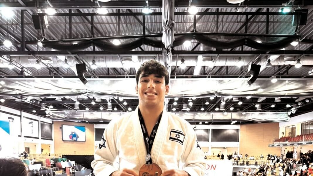 Despite tense podium incident, Israeli fighter Yoav Manor wins bronze in Abu Dhabi