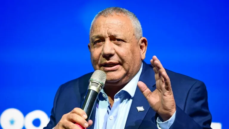 Gadi Eisenkot challenges Netanyahu to public debate in response to Likud video criticizing him