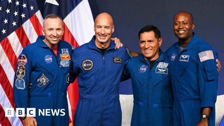 Nasa reveals crew for Artemis III mission