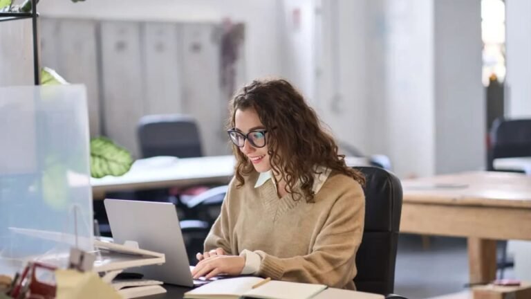 Sitting all day in a closed office? This is the worrying thing happening to your facial skin