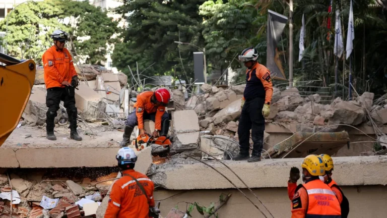 Venezuela welcomes 1,600 foreign rescuers in urgent search for quake survivors