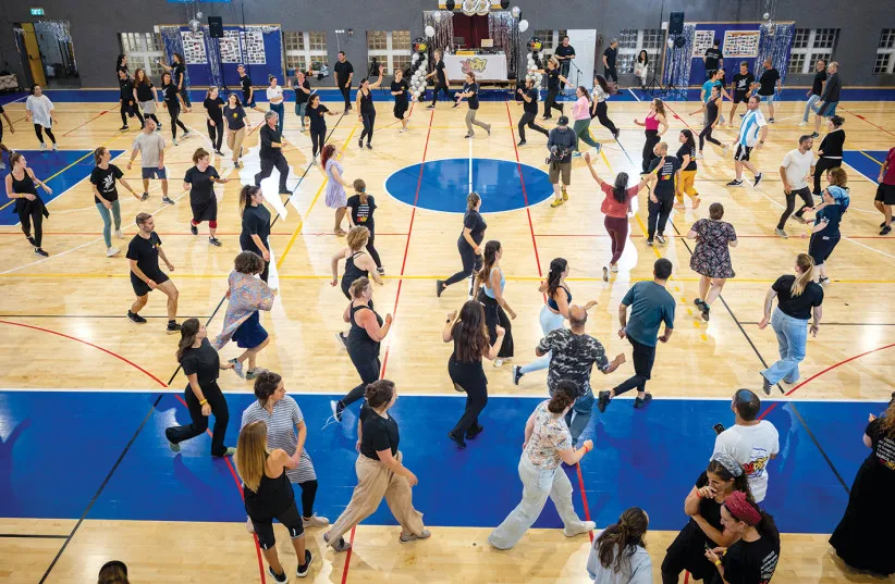 Young Israelis and olim dance together during a Komuna session.