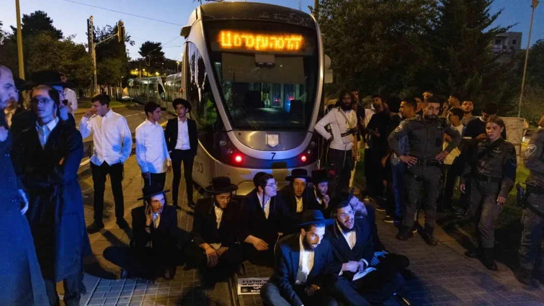 Police remove haredi protesters attempting to block Jerusalem light rail construction