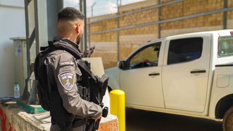 Suspects attack Border Police at Kalandiya checkpoint, attempt to seize weapons