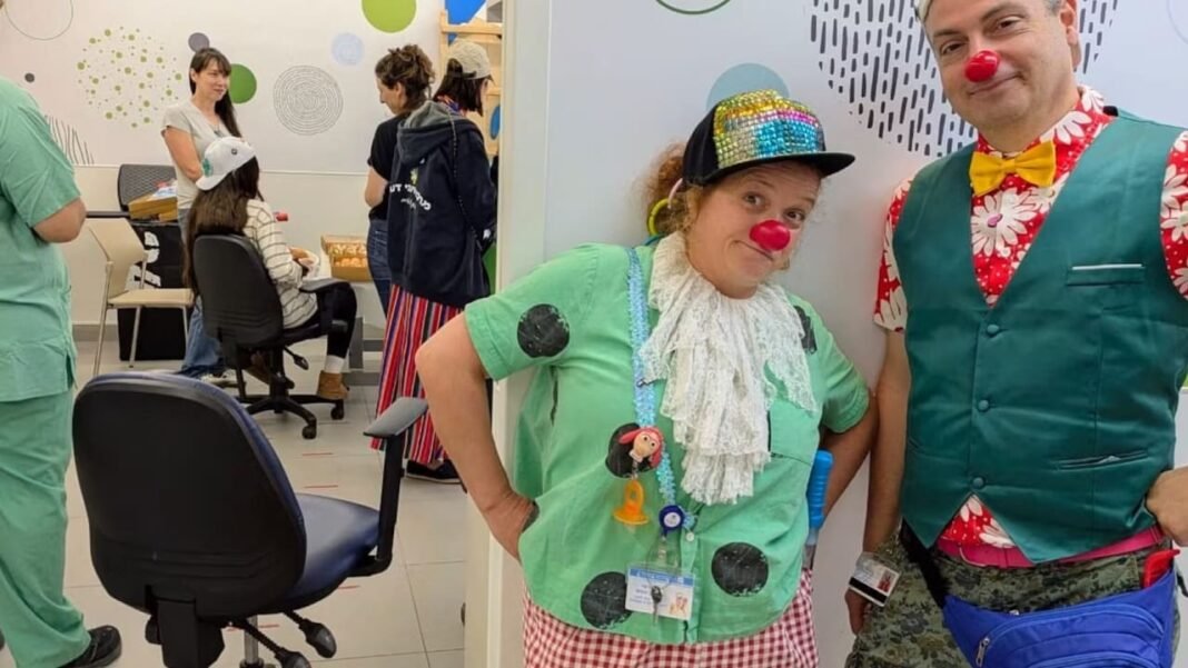 This clown eats bubbles, cracks jokes to help Israeli children recover from trauma